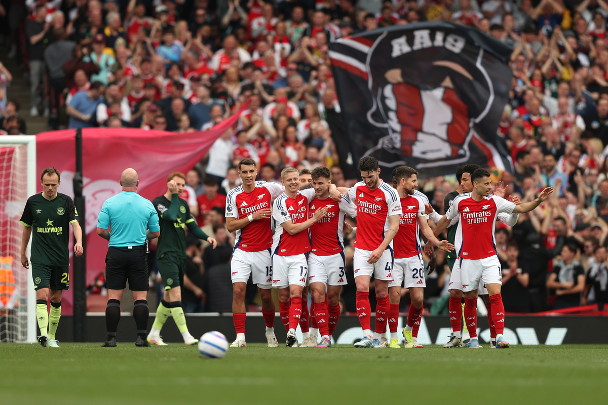 没有技巧全是感情，弗兰克告别演讲深情演唱《月亮代表我的心》