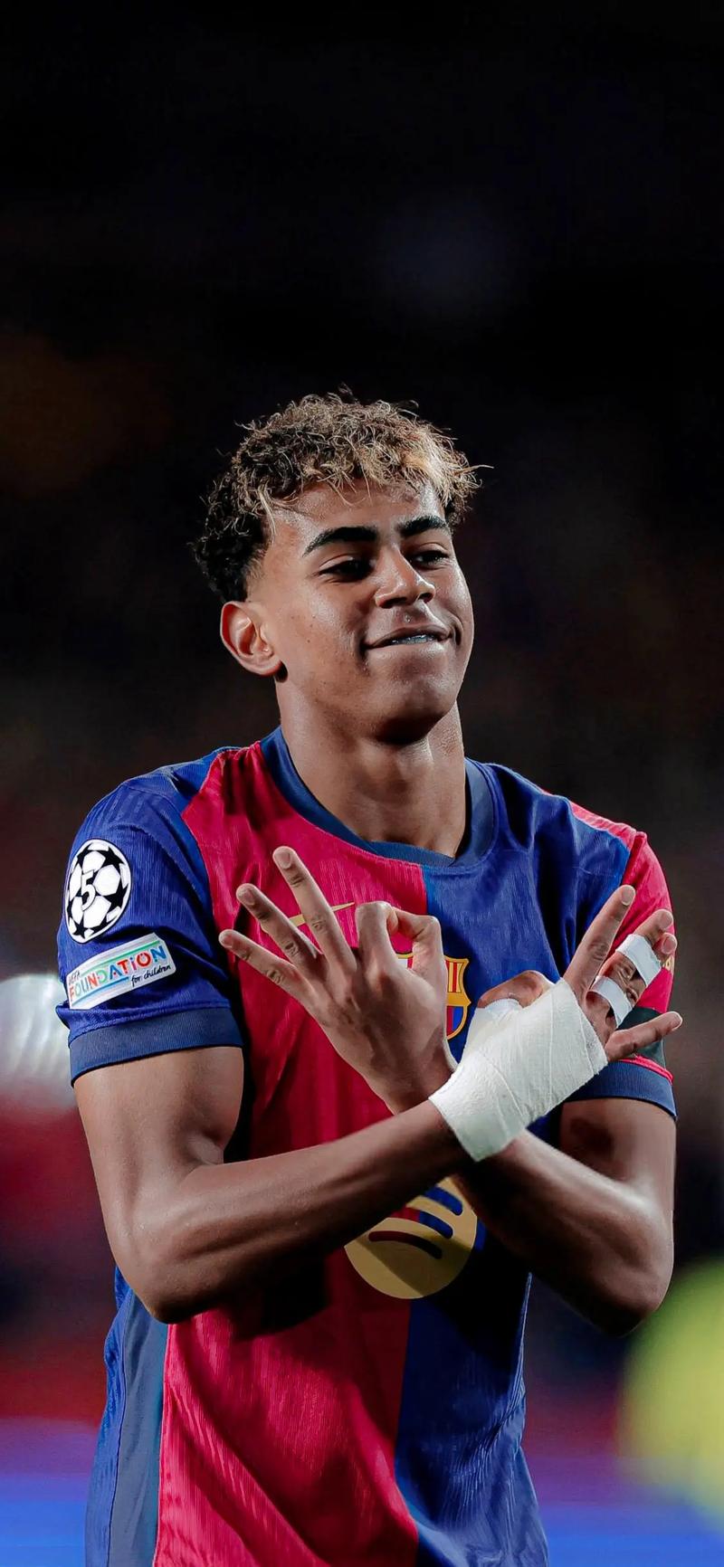 莱万：现在最好不要谈论亚马尔；合同的事我不着急