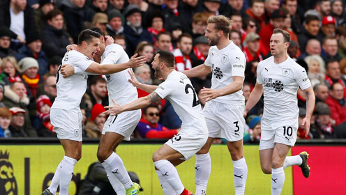 中场核心跑动全场第一，数据炸裂