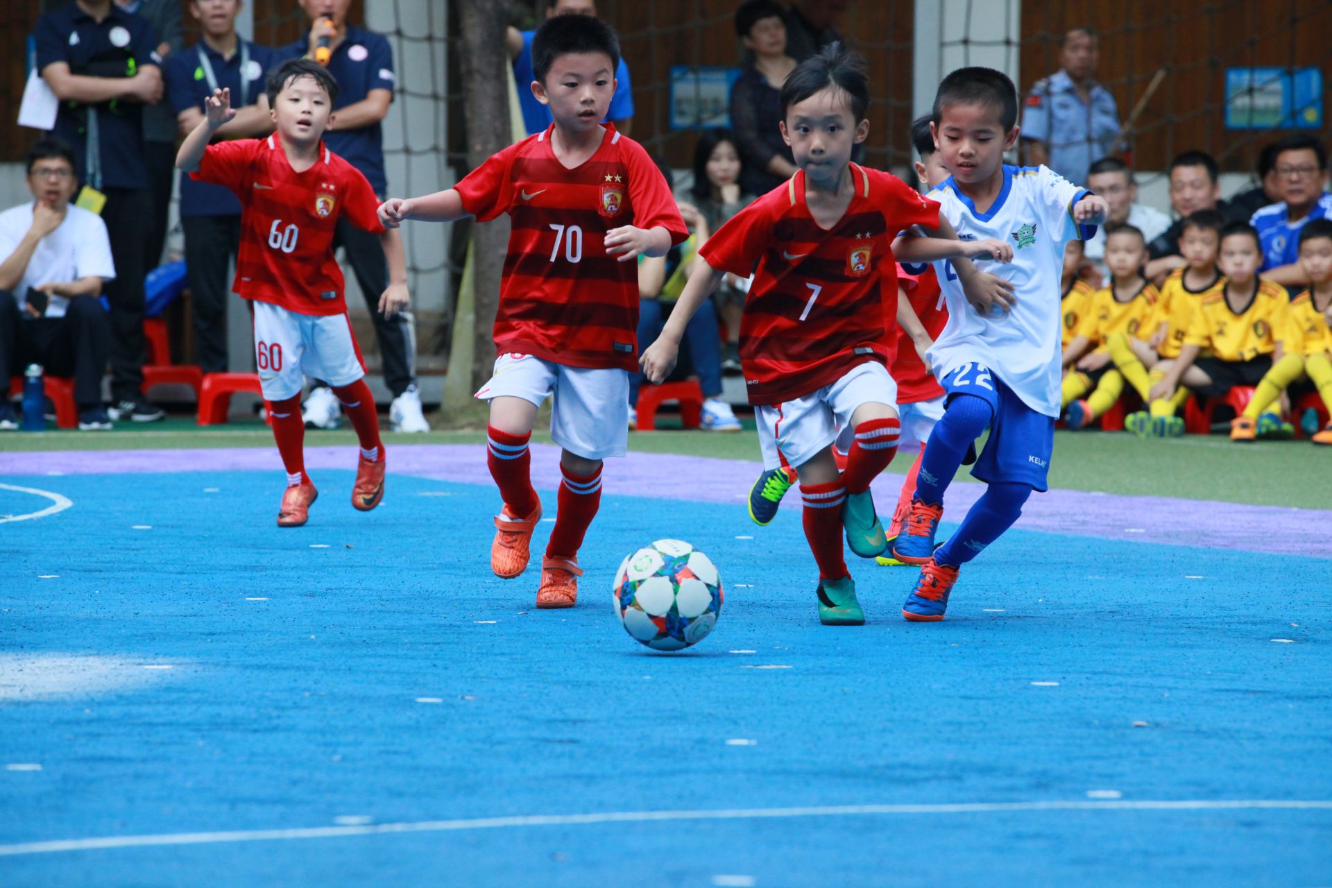 里夫斯状态不佳，半场得到8分，投篮命中率仅为20%