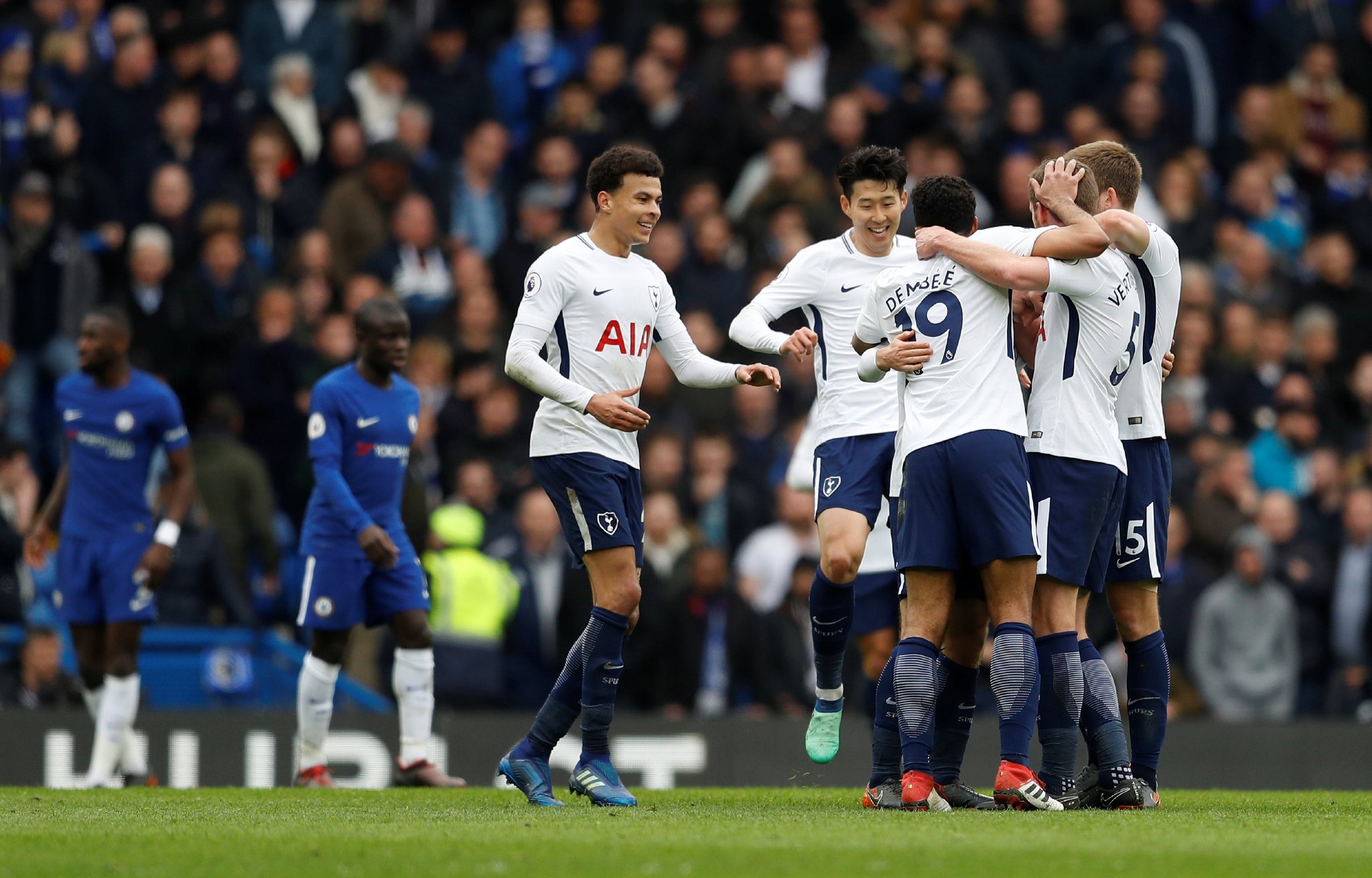 场边教练的表情太真实