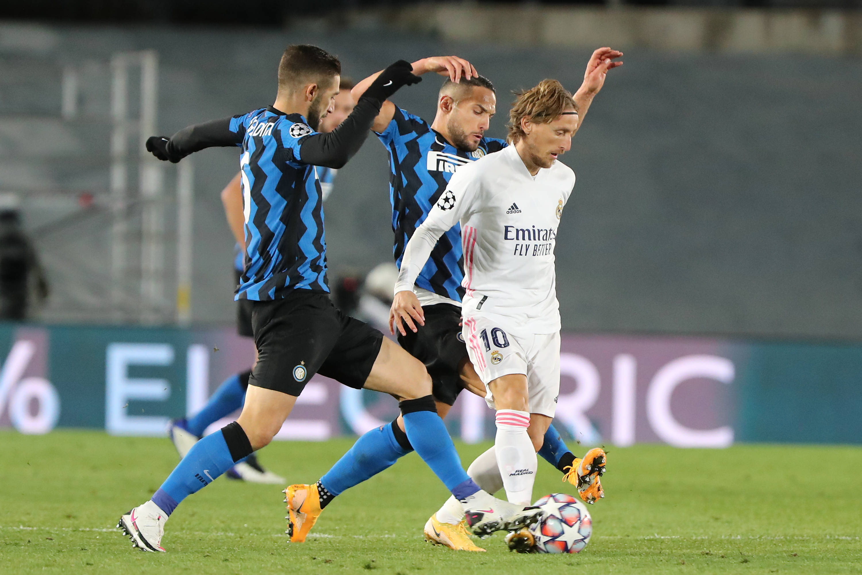 上海申花迎建队32周年纪念日，俱乐部官方发布庆贺海报