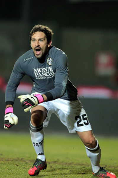 斯基拉：尤文正在研究冬窗签中卫，但补强中场依然是主要目标