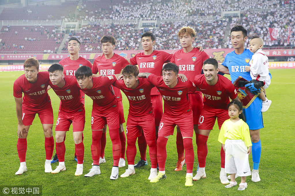 阿斯顿维拉主场2-1战胜阿森纳，延续连胜，双线作战表现亮眼。