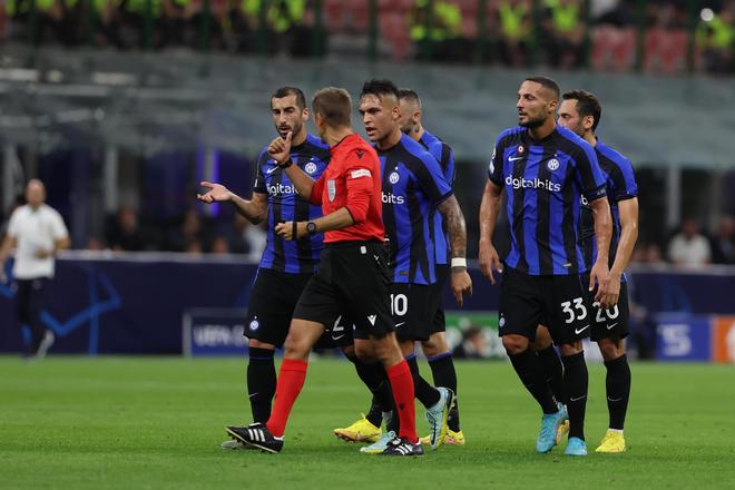 尤文图斯因弗拉霍维奇伤势和薪资问题，被迫考虑续约，但转会市场无明显替代人选，形势艰难。